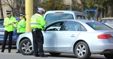 Stire din Eveniment : Polițiștii locali nu mai pot amenda șoferii  în trafic. "Ei nu sunt polițiști.  Corect ar fi să se numească Gardă Locală"
