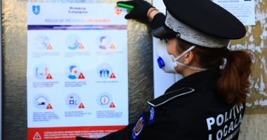 Stire din Social : Polițiștii locali continuă lipirea afișelor de informare în scările de bloc din oraș
