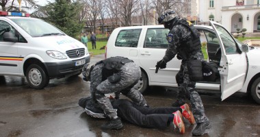 Stire din Eveniment : Polițiștii mascați au făcut spectacol în centrul Constanței