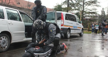 Polițiștii mascați au făcut spectacol în centrul Constanței - 15