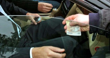 Stire din Eveniment : Polițiștii prinși în timp ce luau mită, suspendații din funcții