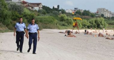 Stire din Eveniment : Turiștii, sfătuiți cum să se păzească de hoți în vacanță!