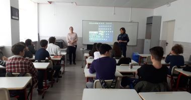Stire din Eveniment : Polițiști constănțeni implicați în lecții de educație a tinerelor generații din școlile și liceele județene