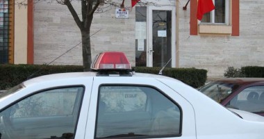 Stire din Eveniment : Polițist lovit de un scandalagiu supărat că nu mai are unde bea!