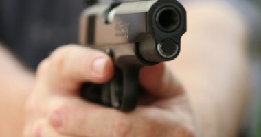 Stire din Eveniment : Reținut de polițiști după ce a amenințat o persoană cu arma