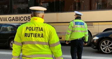 Stire din Eveniment : Poliţistul rutier care aducea maşini din străinătate, le vindea pe piaţa second-hand şi înscena accidente pentru bani a fost reţinut