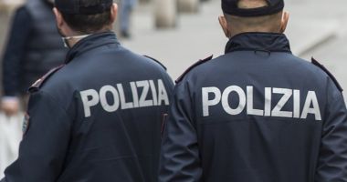 Scene șocante în Franța: Un bărbat îmbrăcat ca un ninja a atacat două polițiste cu o sabie