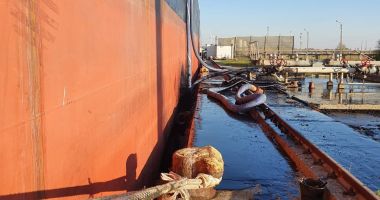 ALERTĂ. Poluare cu păcură, în Portul Midia Năvodari - 4