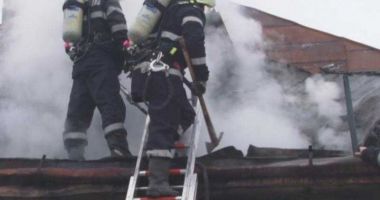 Stire din Actualitate : Incendiu de amploare, în Botoşani. O femeie de 101 ani a rămas fără locuinţă