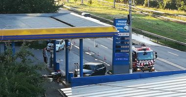 La un pas de tragedie într-o stație peco! Un șofer a dărâmat pompa de benzină