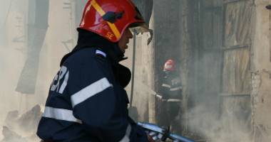 Stire din Eveniment : Pompierii, în alertă pe strada Mircea cel Bătrân