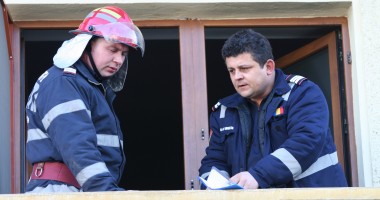 Stire din Eveniment : Pompierii sparg o ușă, pe strada Fragilor