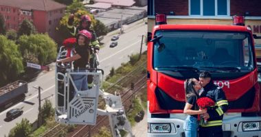 Stire din Actualitate : Un pompier din Petroșani şi-a cerut iubita de soţie într-o nacelă de intervenţie, la 35 de metri înălţime