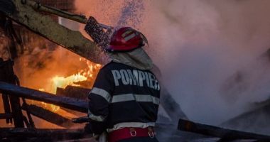 Județul Constanța: Incendiu la un depozit de mobilă din Eforie Sud