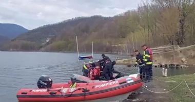 Stire din Eveniment : După două zile de căutări, pompierul căzut în lacul Siriu a fost găsit decedat