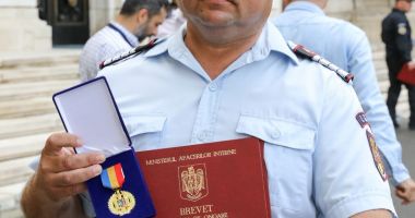 Pompier recompensat de ministrul Lucian Bode pentru intervenţia la explozia de la Petromidia - 2