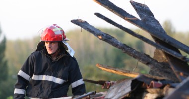 Stire din Eveniment : Incendiu la o casă din 23 August