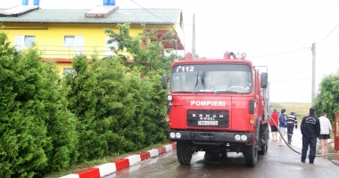 Alertă la pompieri ! Se intervine cu două autospeciale