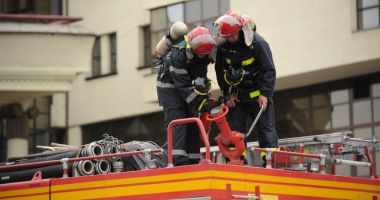 Incendiu într-un apartament din Constanța. Intervin pompierii