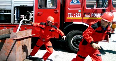 Stire din Eveniment : Tulcea: Autoutilitară cuprinsă de flăcări în trafic
