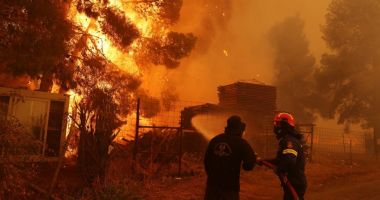 Stire din Actualitate : Un om a murit în incendiile din Grecia. Imagini apocaliptice, flăcările ajung la 25 de metri înălțime