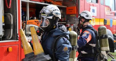 Stire din Eveniment : UPDATE Pericol pe strada Soarelui din Constanța. Un autoturism a intrat într-o țeavă de gaz