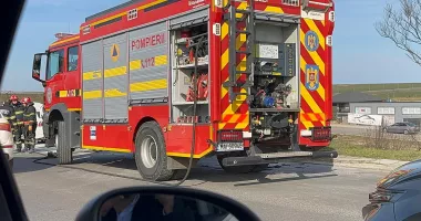 Un autoturism a luat foc pe podul de la Agigea. Intervin pompierii ISU Dobrogea - 2