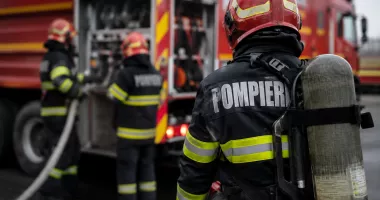 Stire din Eveniment : Incendiu puternic la o mănăstire de maici. Flăcările au amenințat chiliile și adăpostul de animale
