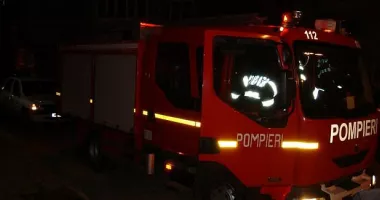 Stire din Eveniment : Două case și mai multe anexe, distruse într-un incendiu puternic