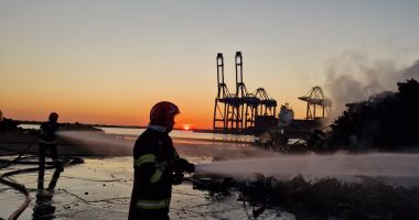 UPDATE Incendiu violent în Portul Constanța. Au ars 800 de tone deșeuri de fier vechi - 2