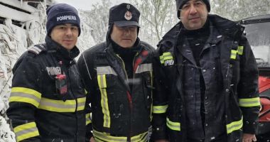 Femeie de 80 de ani cu probleme respiratorii salvată cu șenilata de trei pompieri - 2