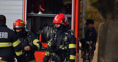 Stire din Eveniment : Flăcările s-au întors la Poarta Albă. Intervin două mașini de stingere
