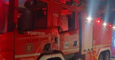 Stire din Eveniment : Incendiu în subsolul unui bloc. Zece oameni s-au autoevacuat de urgență