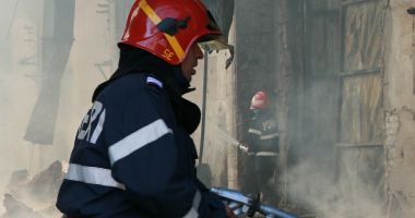 Jud. Constanța / Cinci garaje în flăcări! Doi bărbați au fost transportați la spital, unul dintre ei cu arsuri
