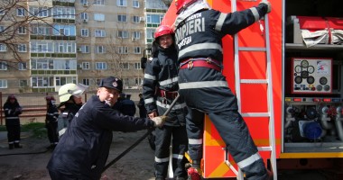 Stire din Eveniment : Conductă de gaze fisurată în urma unui accident rutier