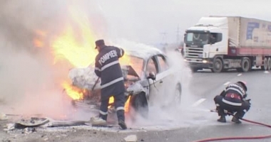 Stire din Eveniment : Mașină în flăcări după un accident. Șoferul de 23 de ani a adormit la volan