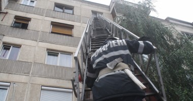 Stire din Eveniment : Pompierii au intervenit pentru un copil care s-a încuiat în casă