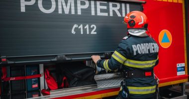 Stire din Eveniment : Alertă la 112! Un autoturism a căzut de pe peron, pe calea ferată