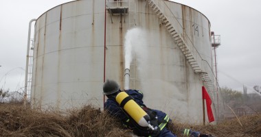 Stire din Eveniment : Cum s-au descurcat pompierii în "incendiul" de la Oil Terminal / Galerie foto și video