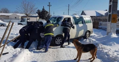 Pompierii și militarii au continuat deblocarea drumurilor  din Constanța - 2