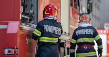 Incendiu într-un bloc din Constanţa! Două persoane au primit îngrijiri medicale