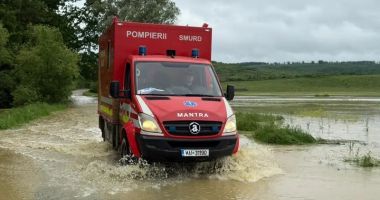 Stire din Eveniment : UPDATE Un autoturism luat de viitură între localitățile Țepeș Vodă și Nicolae Bălcescu. Șoferul s-a urcat pe capotă