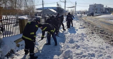 Pompierii și militarii au continuat deblocarea drumurilor  din Constanța - 3
