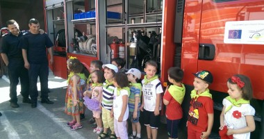 Pompierii constănțeni, vizitați de prichindeii de la Grădinița "Colibri" - 4