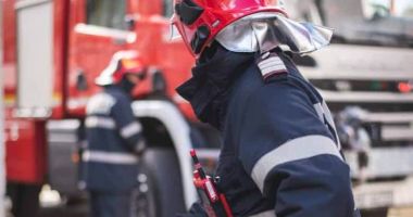 Stire din Eveniment : Copac căzut peste o mașină, la Constanța