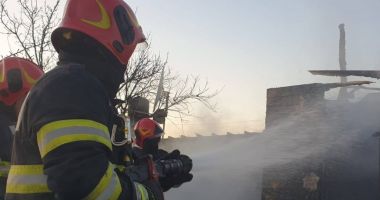 Stire din Eveniment : Incendiu la un garaj din Constanța. Pompierii intervin la fața locului