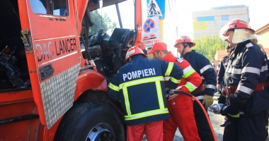 Stire din Eveniment : CÂT VALOREAZĂ VIAȚA UNUI POMPIER? Pompierii vor avea asigurări de viață. Legea a fost adoptată "din greșeală", dar au blocat-o senatorii. "Nu e o prioritate. Mai vedem la toamnă"