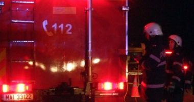 Stire din Eveniment : Constanța: Incendiu langă un bloc de locuințe în zona Vivo