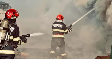 Stire din Eveniment : O casă a luat foc la Murfatlar. Intervin pompierii militari