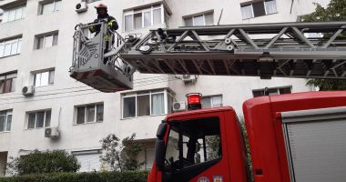 Stire din Eveniment : Explozie puternică într-un bloc de locuințe. Un bărbat de 75 de ani a ajuns la spital